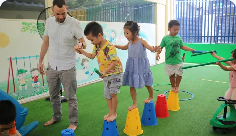 Giáo viên và các bé Iris Preschool trong giờ vận động