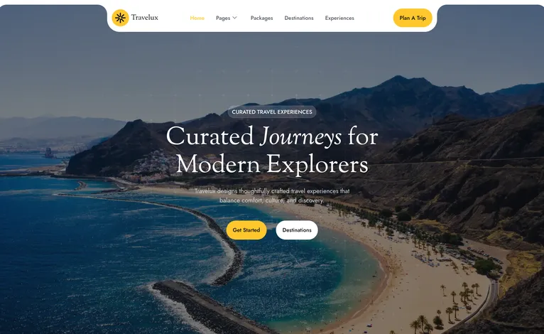 Mẫu website du lịch Travelux: trang chủ ảnh biển và núi, nút đặt chuyến đi